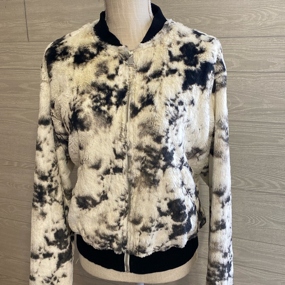 Express faux fur animal print bomber jacket. Size S ❤️